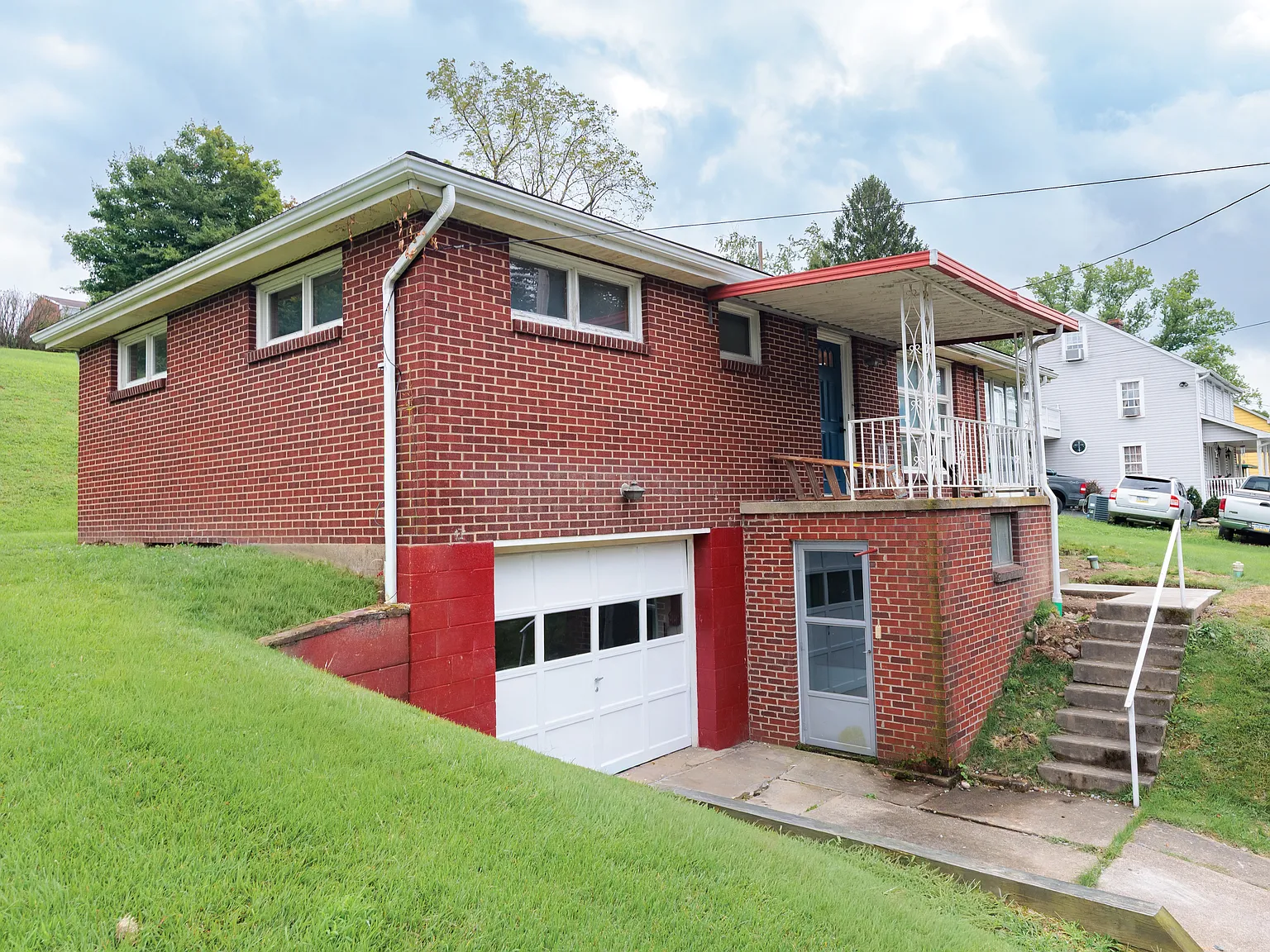 3 bed, 1.5 bath, 1050 sqft, $1,500 — Photo 2