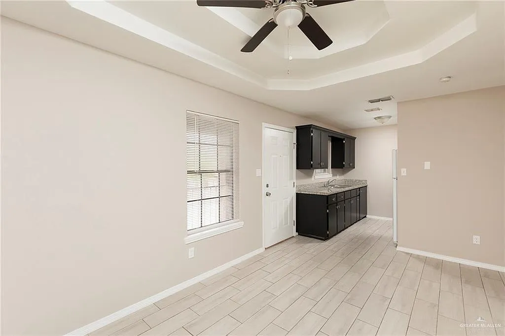 2 bed, 1.0 bath, 650 sqft, $800 — Photo 2
