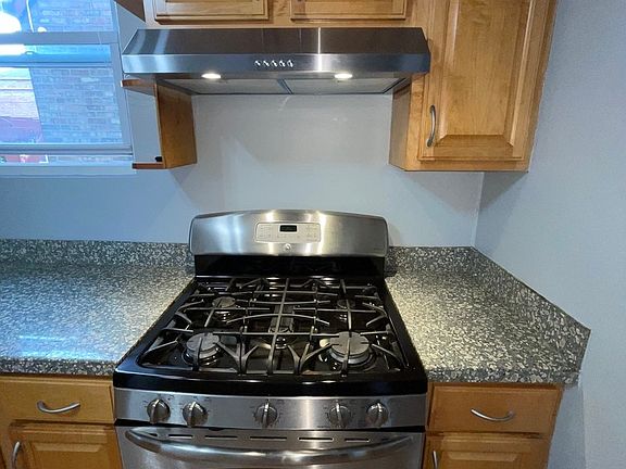 5th image of 2614 Lombard Ave