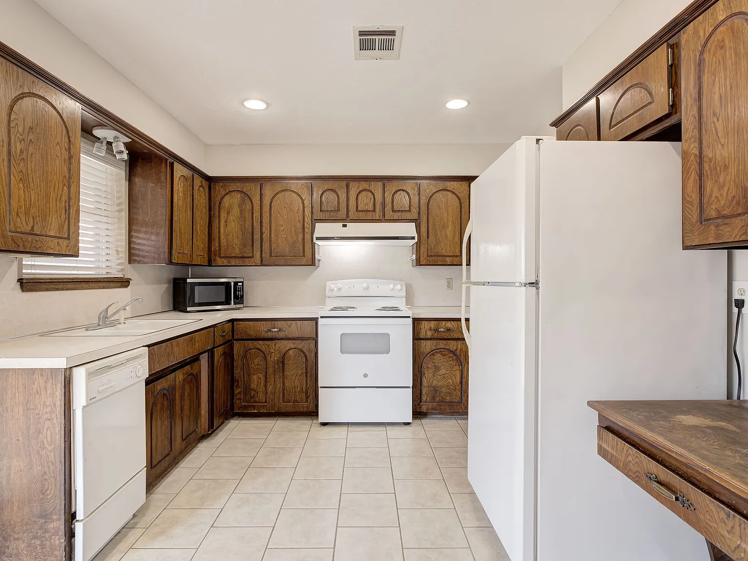 3 bed, 1.5 bath, 1068 sqft, $1,275 — Photo 4