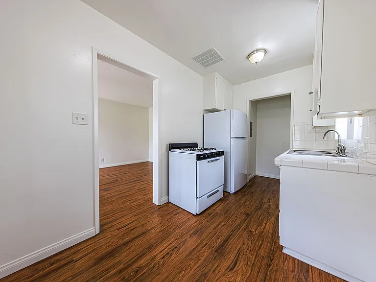 650 W Wilson Ave — Photo 27