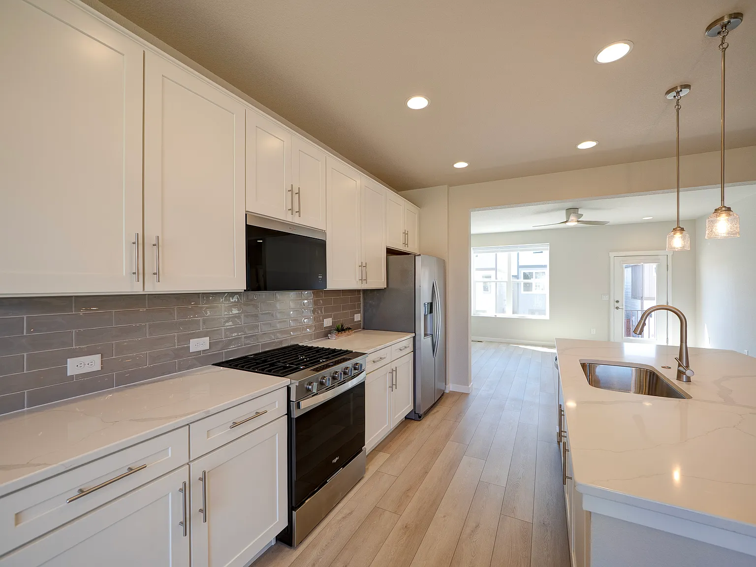 3 bed, 1996 sqft, $2,350 — Photo 4