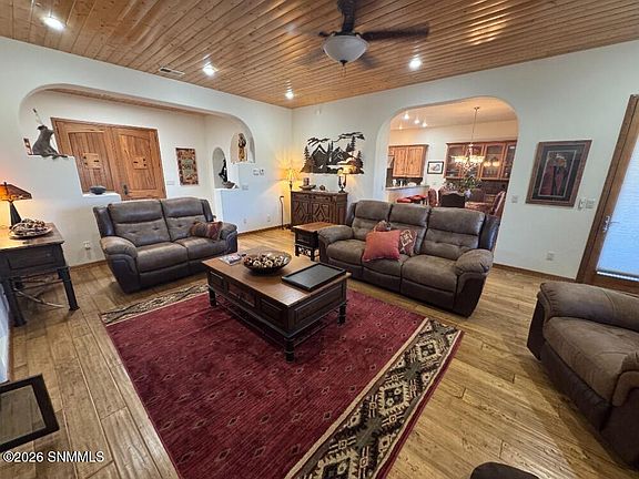 5th image of 809 High Mesa Rd