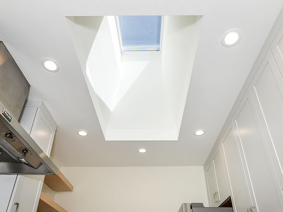 4th image of 1009 S Norfolk St