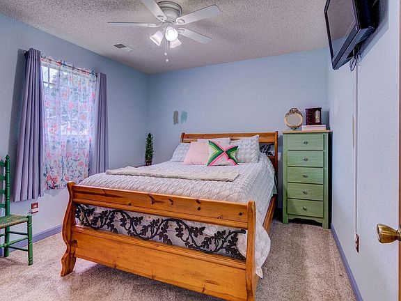 3rd image of 206 Plaza Dr