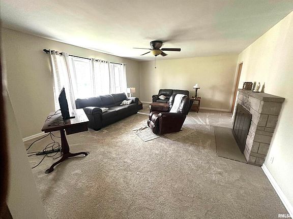 5th image of 18 Arline Dr