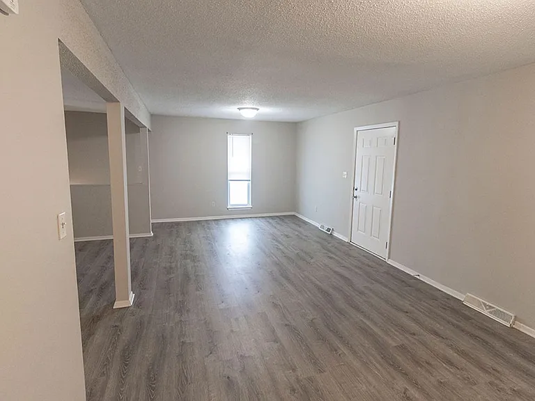 215 Wheaton Ct — Photo 5