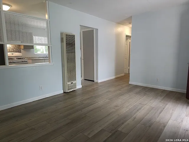 3 bed, 1.0 bath, 888 sqft, $1,425 — Photo 3