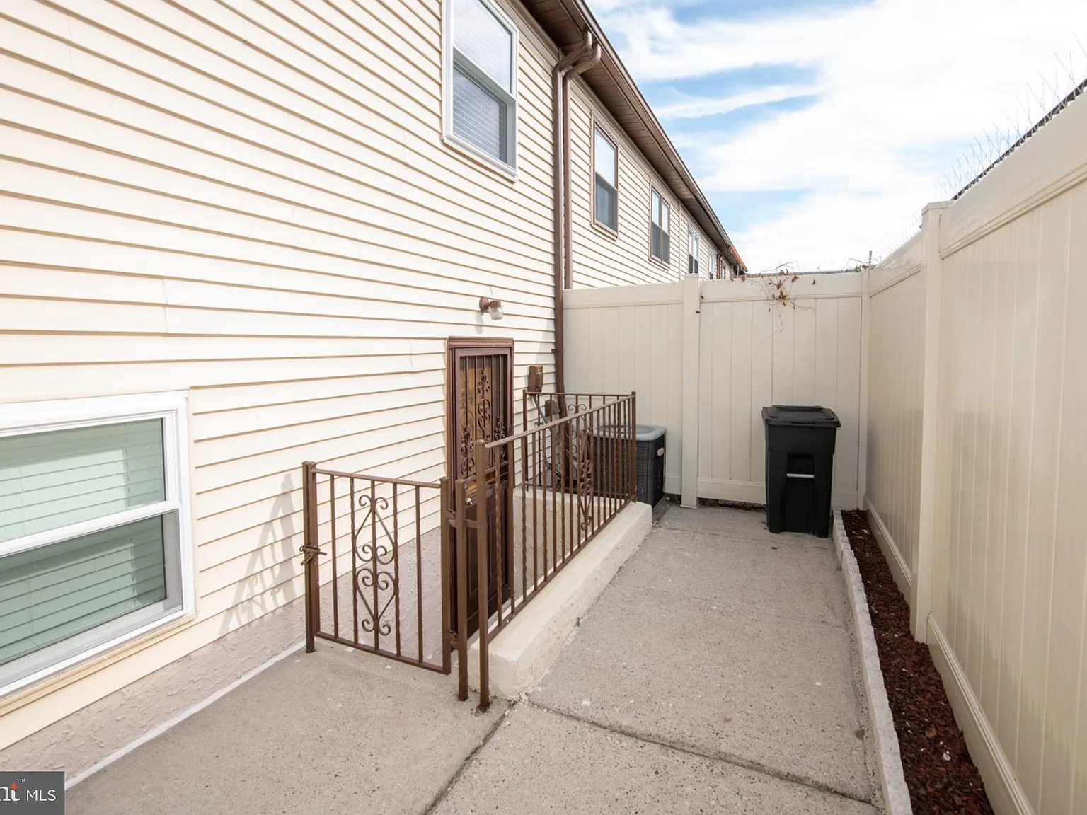2 bed, 1.5 bath, 1086 sqft, $2,100 — Photo 4