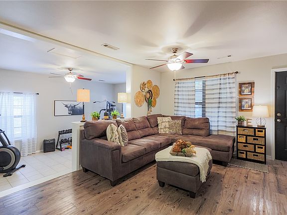4th image of 1103 Dogwood St