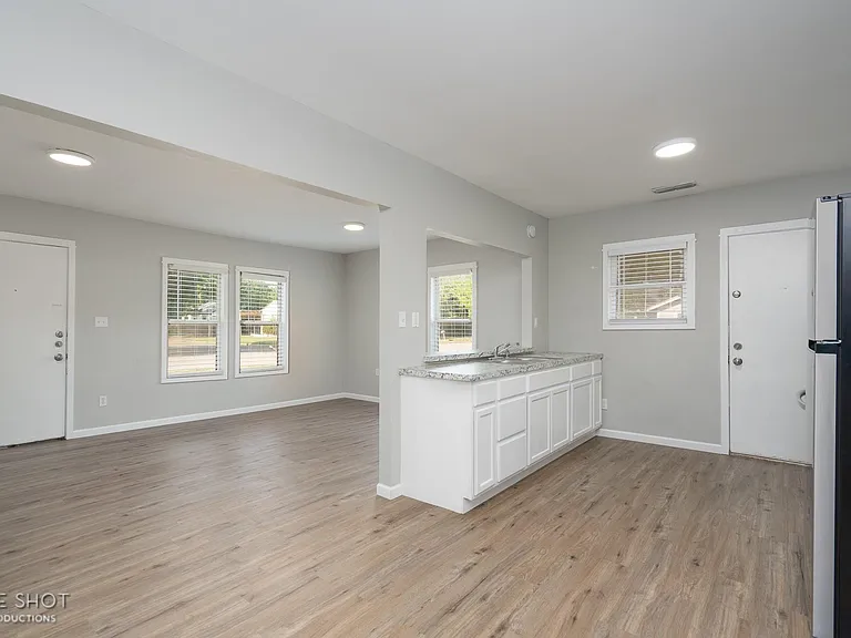 2744 Russell Ave — Photo 17