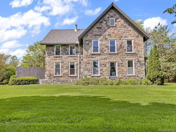 7475 Pinehurst Cir, Bloomfield Hills, MI 48301