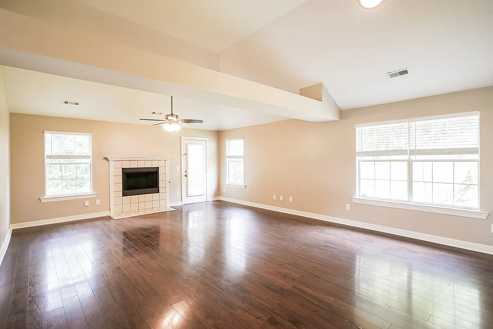3 bed, 2.0 bath, 1437 sqft, $2,040 — Photo 3
