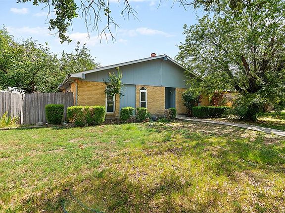 Ranch-style home with a front yard