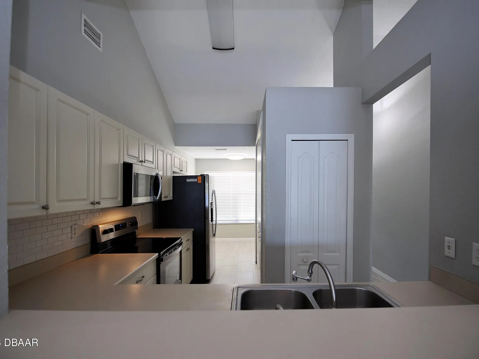 3 bed, 2.0 bath, 1577 sqft, $2,100 — Photo 4
