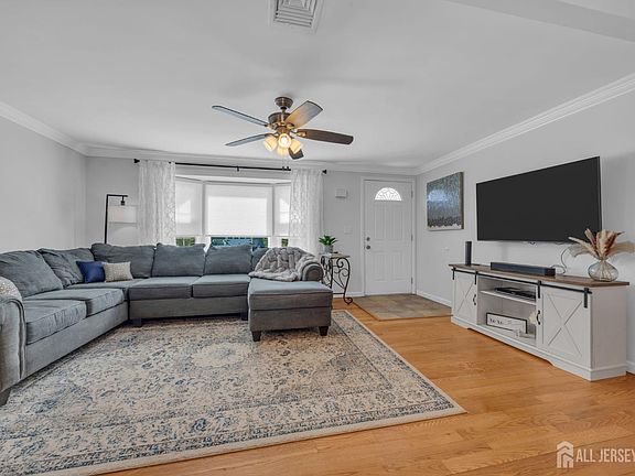 4th image of 71 Pine St