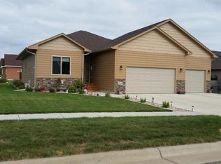 1526 Mayfair Dr, Watertown, SD 57201