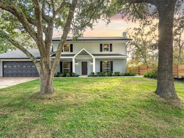 4107 Oak Ridge Dr, Mont Belvieu, TX 77523