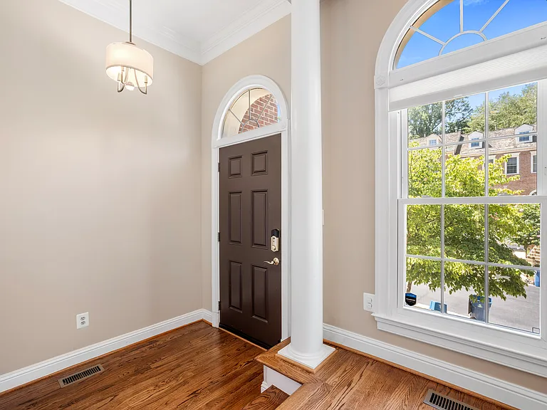 10186 Castlewood Ln — Photo 6