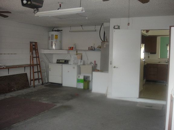 Lg 2 car garage w/ laundry