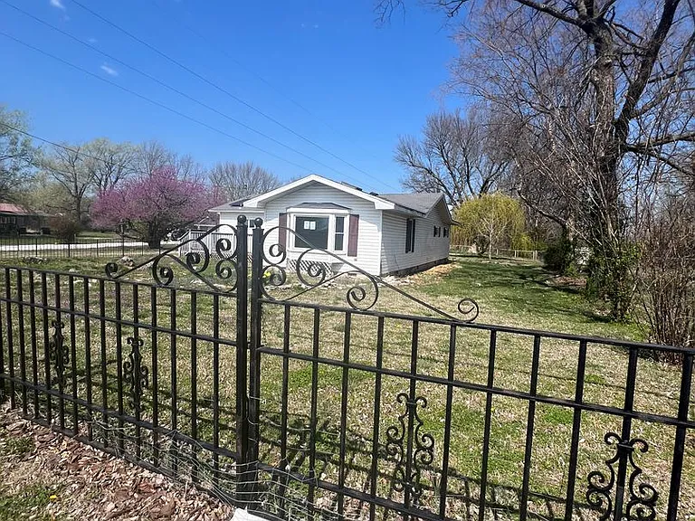 1833 W Smith St — Photo 2