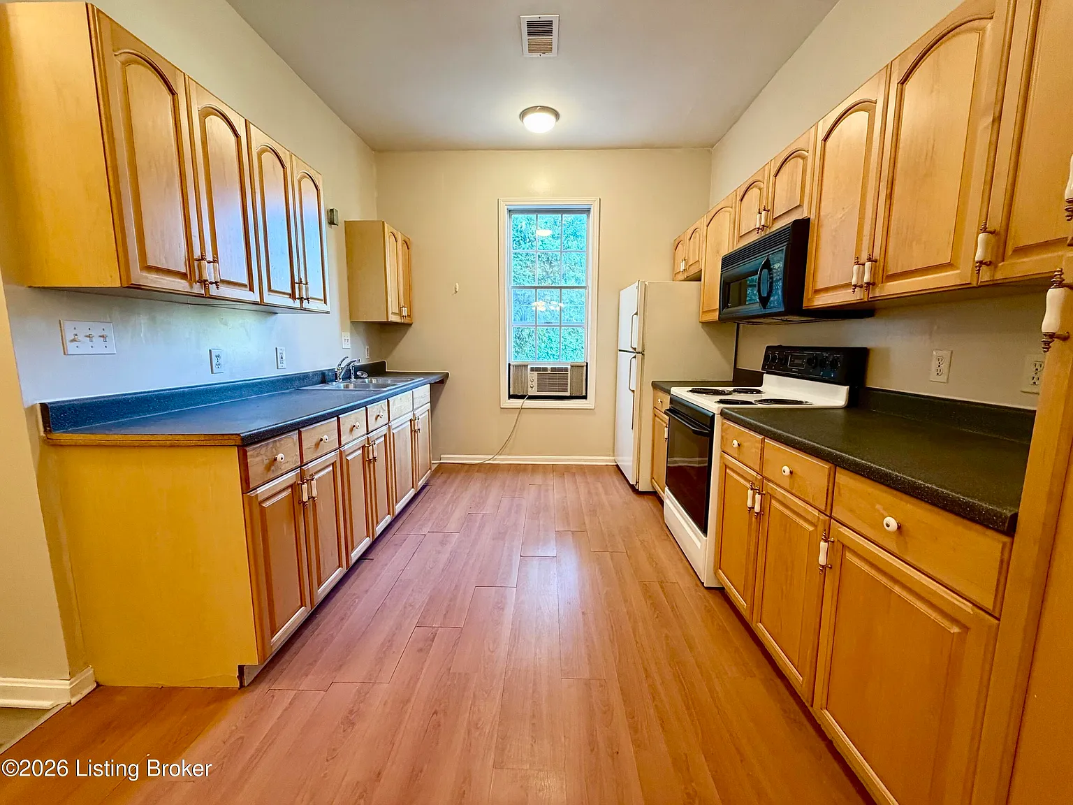 3 bed, 1.0 bath, 1248 sqft, $1,295 — Photo 4