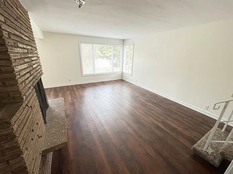 50 Rockridge Dr — Photo 4