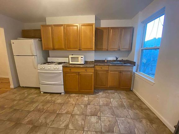 2nd image of 221 Calyer St APT 3L
