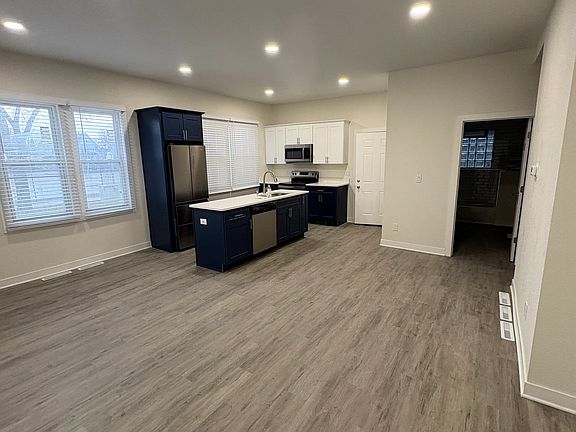 3rd image of 400 E Meinecke Ave #402