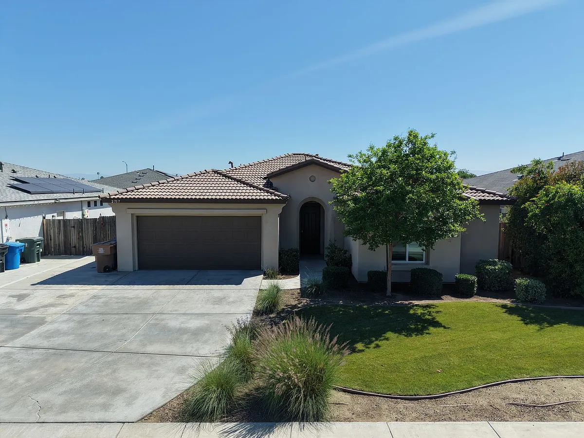 Building Photo - 2717 Mercedes Dr