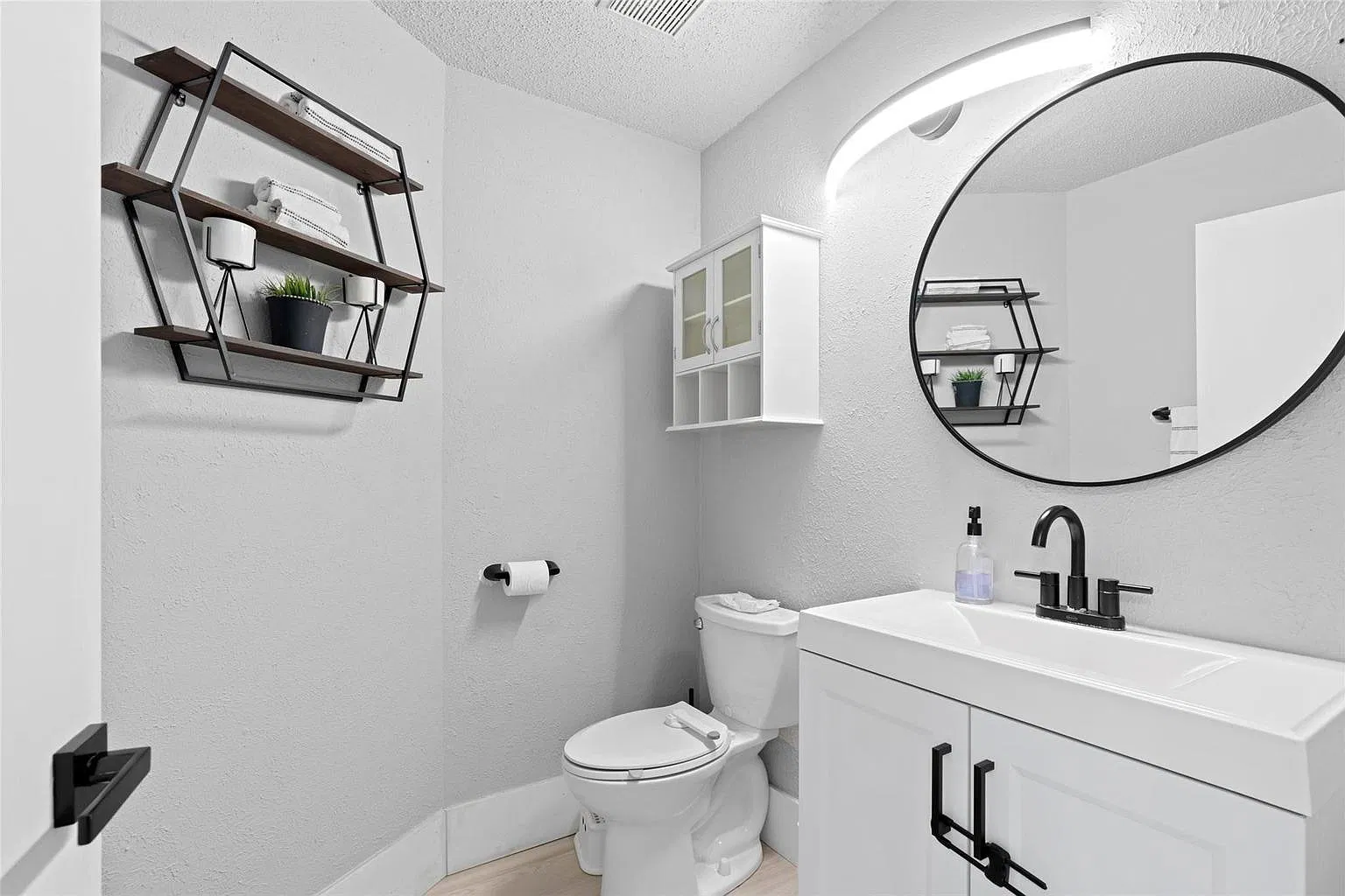 4 bed, 2.5 bath, 2142 sqft, $5,000 — Photo 2