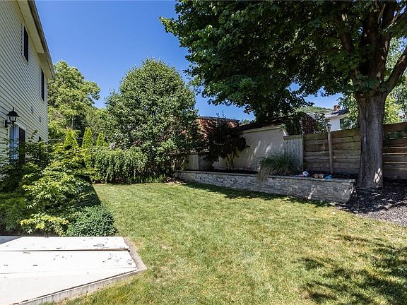 4th image of 624 Grimes St
