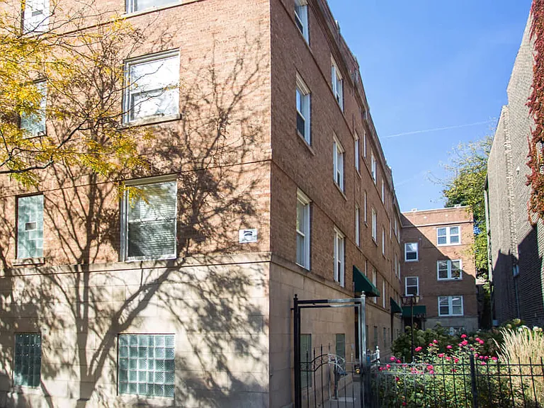 Barry Court - 722 W Barry Ave — Photo 11