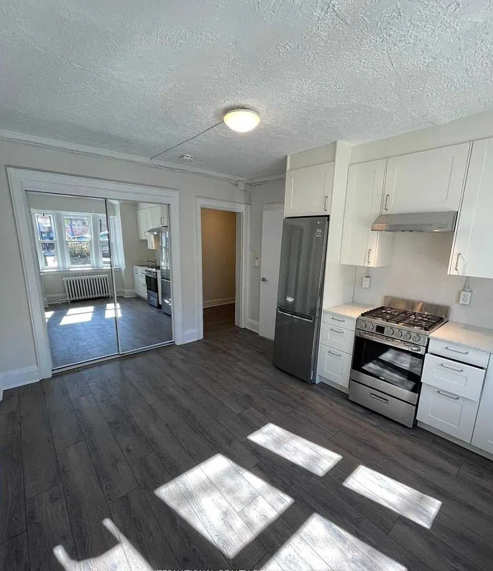 1094 College St — Photo 4