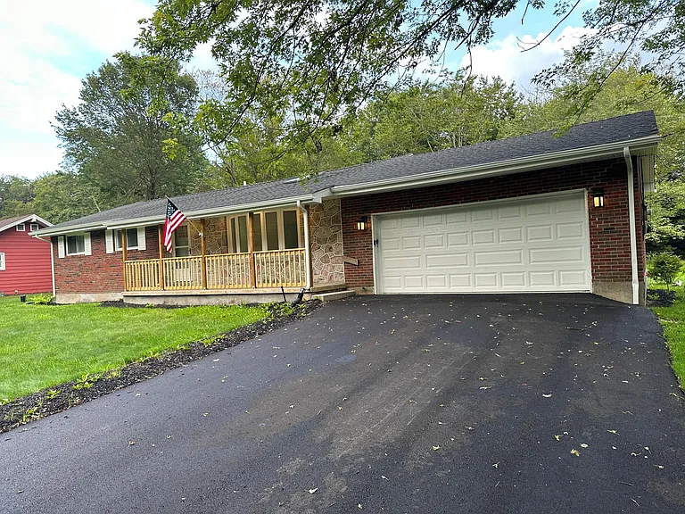 394 Hemlock Dr — Photo 1