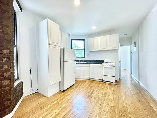 Rented by HOLTON REAL ESTATE INC. | media 1