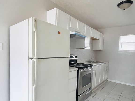 3rd image of 520 Gastel Cir #4