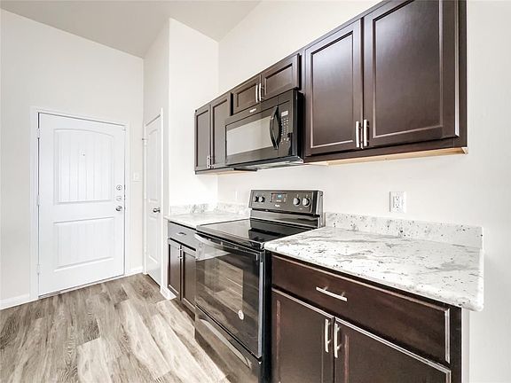 3rd image of 2303 Bermuda Palms Dr