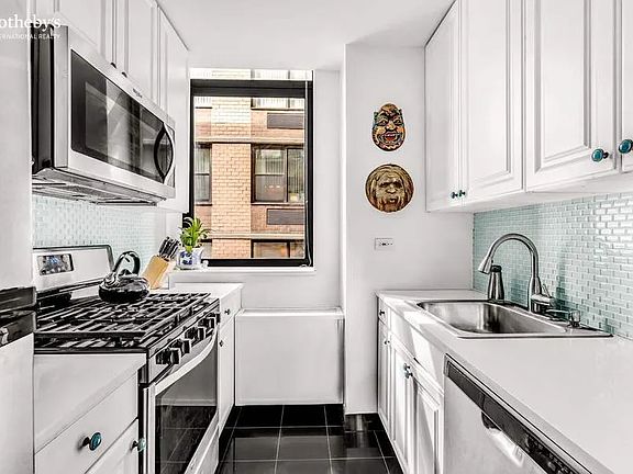 5th image of 310 E 44th St #9V