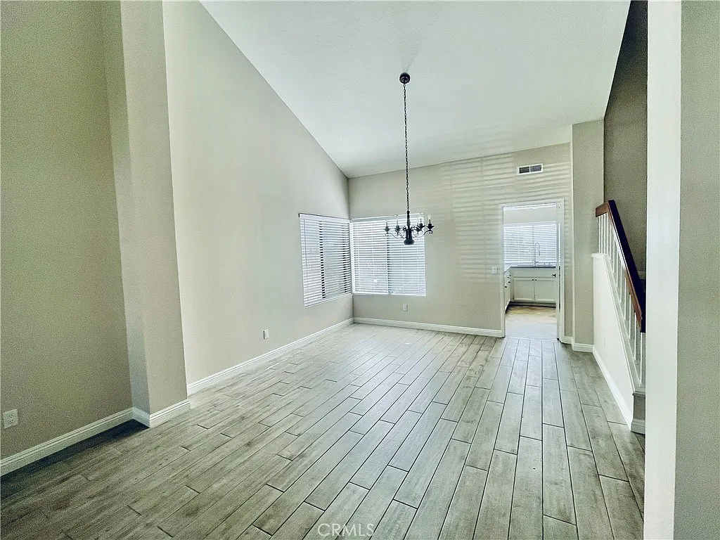 4 bed, 2.5 bath, 2411 sqft, $5,800 — Photo 2