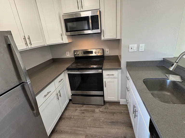 Lawrence Arms Apartments — Photo 20