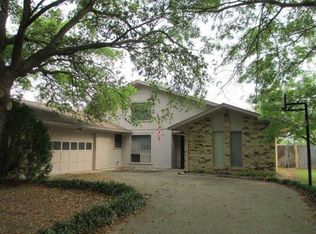 706 E 17th St, Cameron, TX 76520