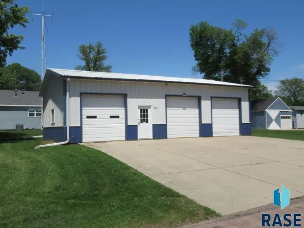 129 S Summit Ave, Hills, MN 56138