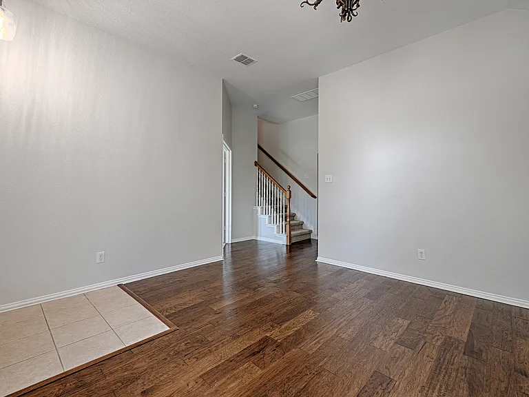 1404 Carriage Ln — Photo 6