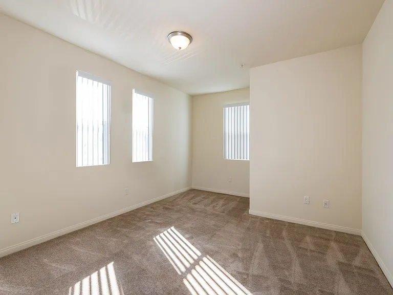 Glenoaks Villas — Photo 36