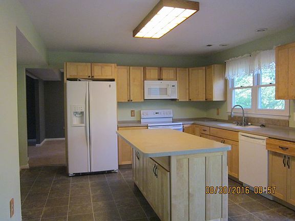3rd image of 22 Snow Meadow Ln