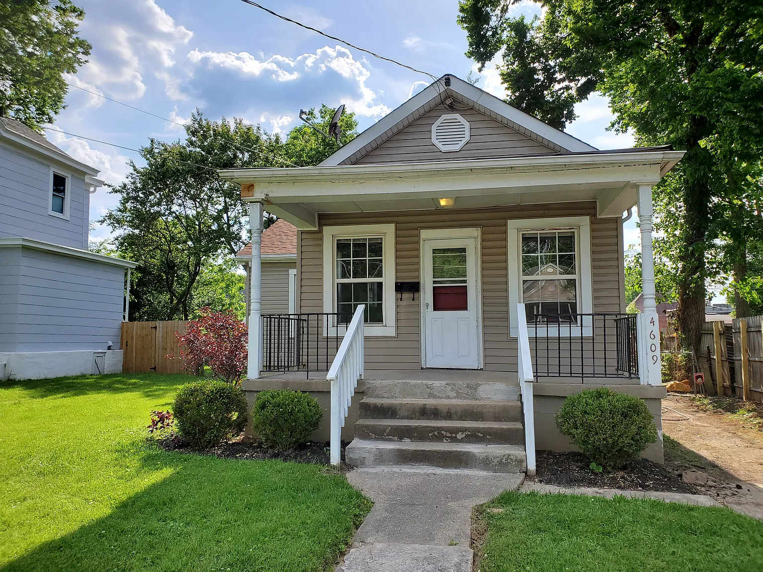 2 bed, 820 sqft, $1,300 — Photo 1