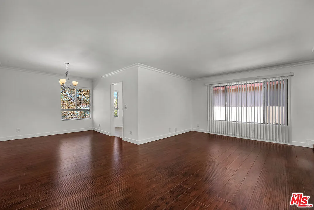 2 bed, 2.0 bath, 1100 sqft, $3,650 — Photo 2