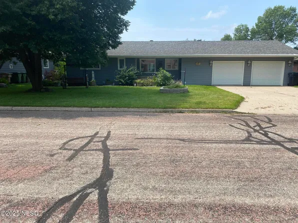 1137 Skyline Dr, Watertown, SD 57201