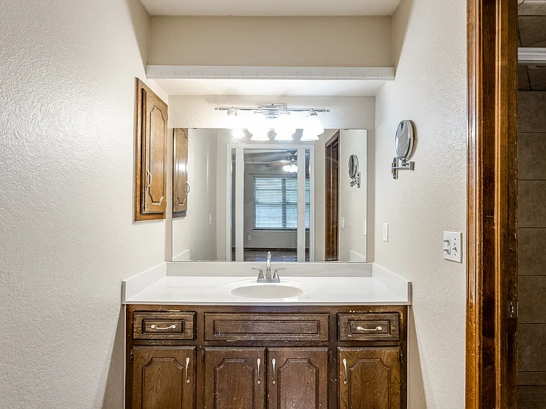 201 W Parkland Dr — Photo 9